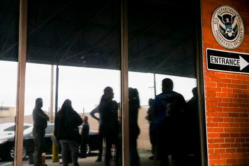 Familiares esperaban en las afueras de un centro de procesamiento de ICE en Dallas a la...
