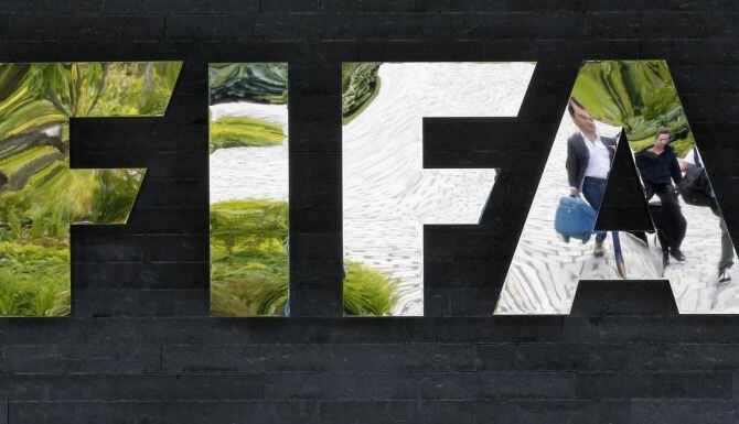 La FIFA sigue lidiando con el escándalo de corrupción. (AP/Michael Probst)
