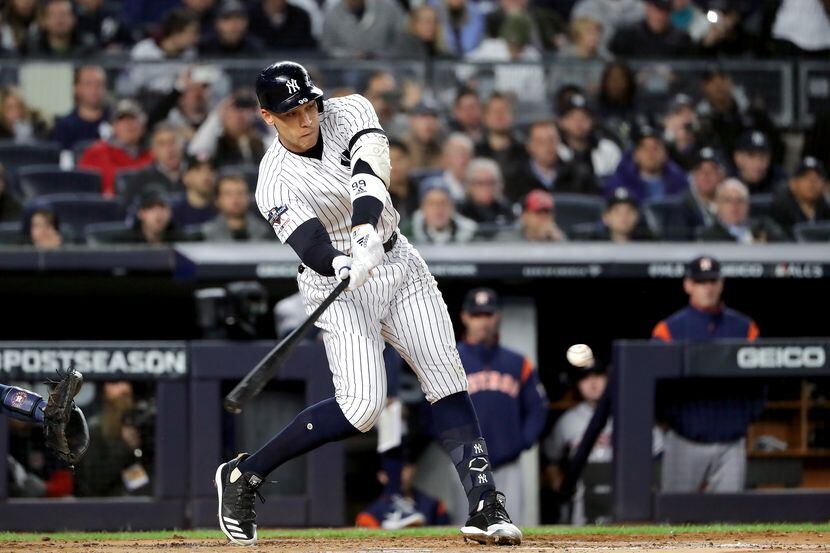 El jugador de los Yankees de Nueva York, Aaron Judge, conecta una pelota en el juego contra...