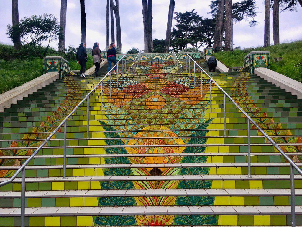 The colorful Beaux arts-style Lincoln Park Steps take you to a high-elevation golf course. 