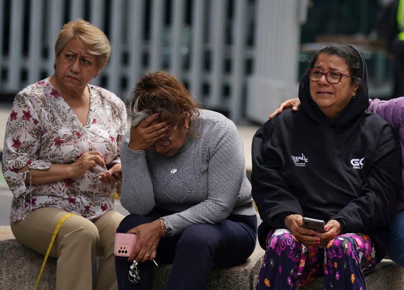 La gente se reúne en la calle luego de un terremoto de magnitud 7,6 en la Ciudad de México,...