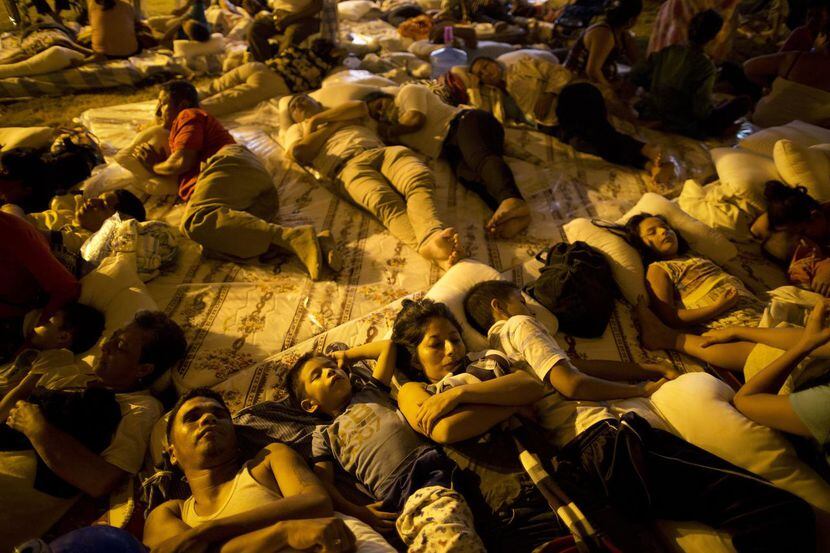 Damnificados duermen en un albergue en Portoviejo, Ecuador, luego de que uno de los...