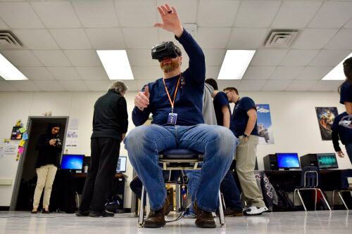 Shae Creel realiza una prueba con el software de realidad virtual desarrollado por...