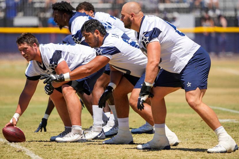 El tackle Isaac Alarcón (centro) de los Cowboys  de Dallas, se alinea con sus compañeros de...