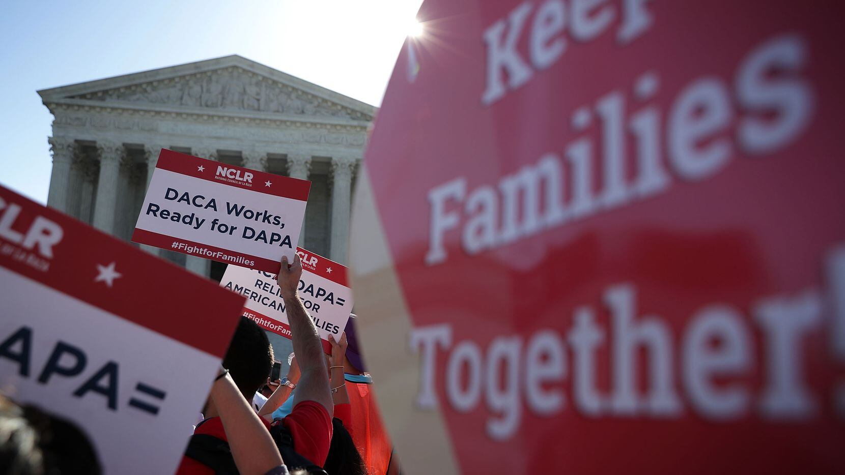 Activistas pro inmigración protestan frente a la Corte Suprema para preservar el programa de...