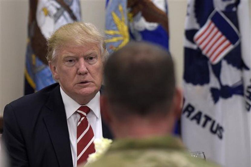 El presidente Donald Trump durante un almuerzo con soldados en la Base MacDill de la Fuerza...