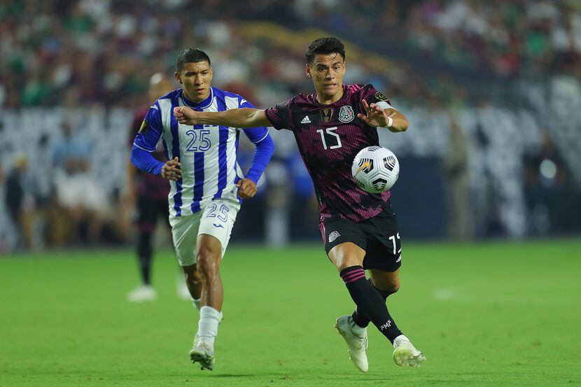 El defensa de la selección mexicana, Héctor Moreno, controla un balón en el partido de...