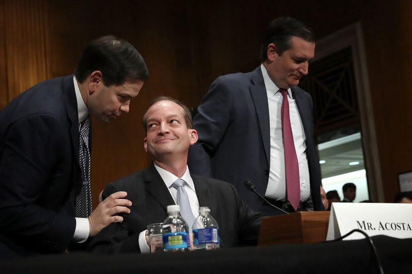 El senador Marco Rubio (izq) y el senador Ted Cruz (der), le dan instrucciones a Alexander...