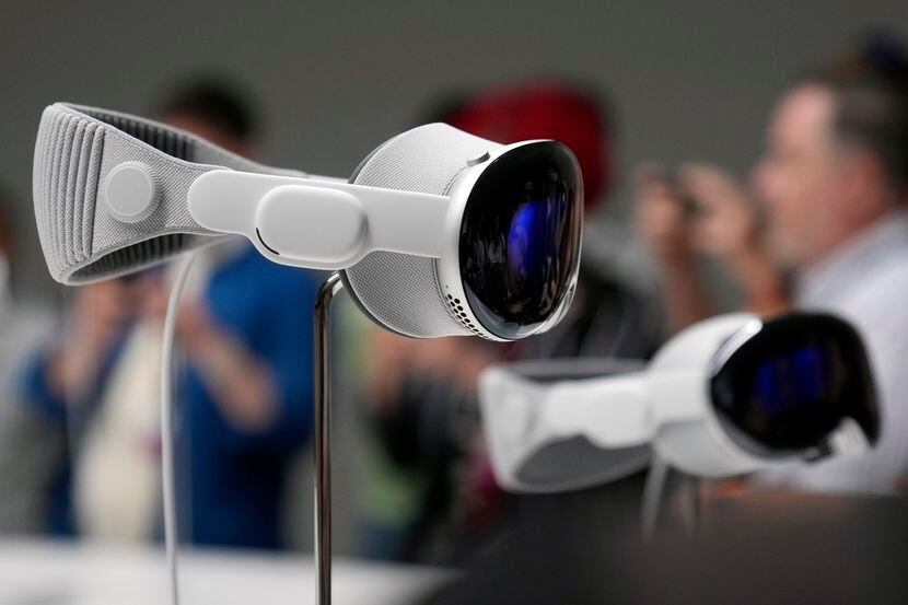 Las gafas Vision Pro de Apple en una sala de exposiciones del campus de Apple en Cupertino,...