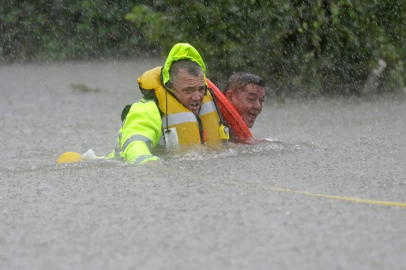 WIlford Martínez (derecha) es rescatado luego que auto quedó bajo agua en la Interestatal...