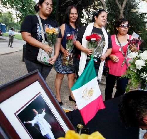 La vigilia de Juan Gabriel en el consulado mexicano evidenció la popularidad del cantante.