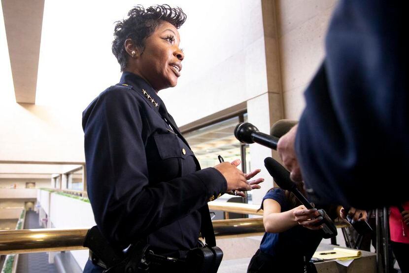 La jefa de la Policía de Dallas,  U. Renee Hall, dijo que aumentará patrullajes en barrios...