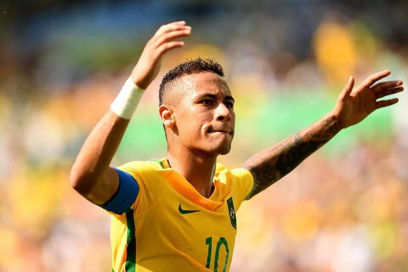 Neymar celebra uno de sus goles para el triunfo de Brasil en la semifinal de futbol, el...