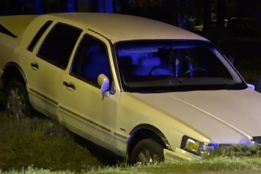 El vehículo accidentado luego de una persecución en la madrugada del viernes en Dallas y...