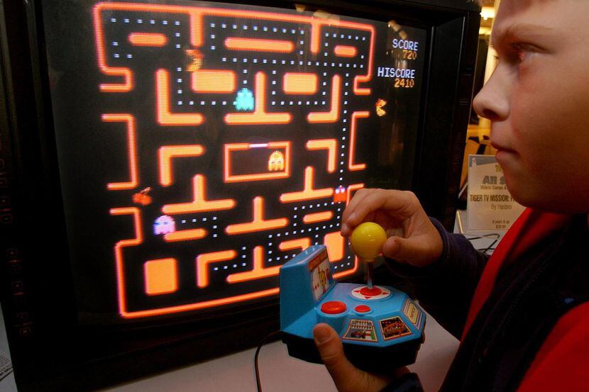Un adolescente juega ern una versión de Pac-Man, el popular videojuego japonés.(AP)
