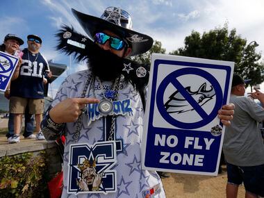 Dallas Cowboys fane Kevin Stacheman, of Friso, displays his “No FlyZone” sign (meaning the...