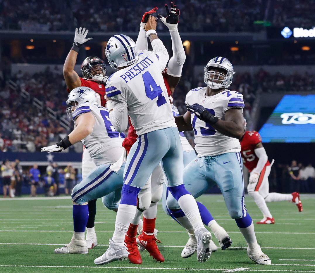 Dallas Cowboys quarterback Dak Prescott’s (4) hand hits Tampa Bay Buccaneers linebacker...