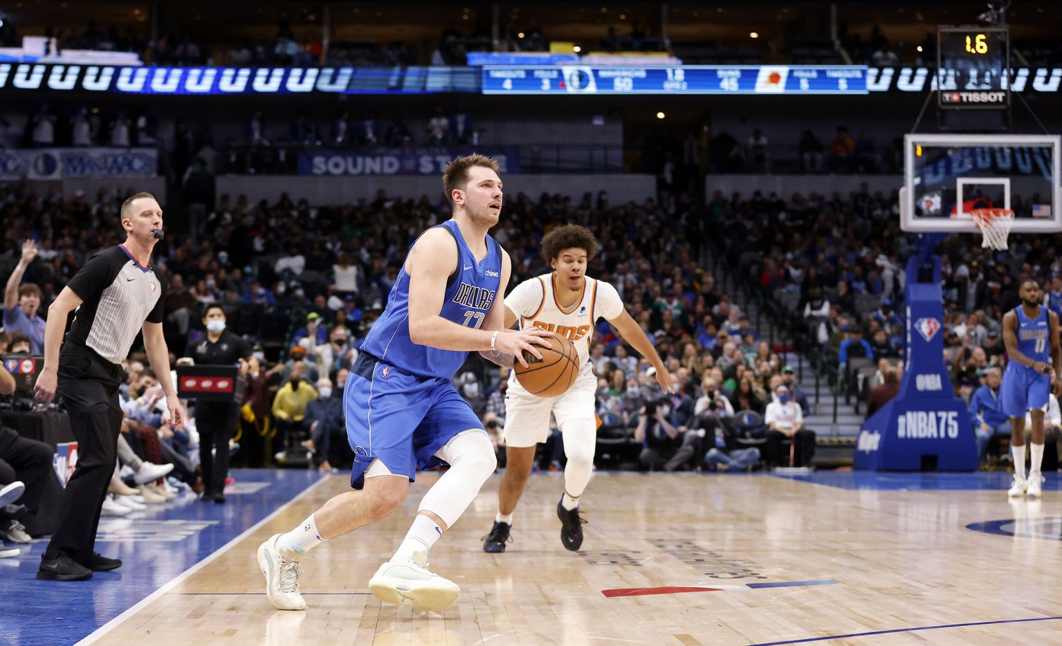 After making a steal, Dallas Mavericks guard Luka Doncic (77) quickly dribbled up court and...