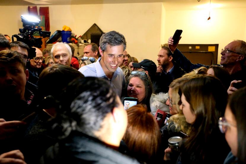 Beto O’Rourke, quien aspira a la presidencia, saluda a simpatizantes en Dubuque, Iowa.
