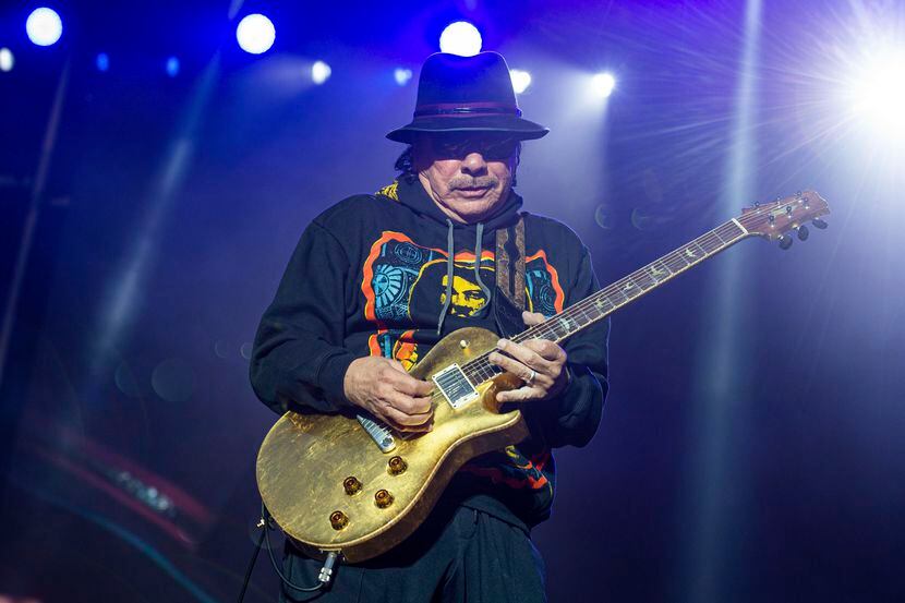 Carlos Santana actúa durante el BottleRock Napa Valley Music Festival el domingo 26 de mayo...