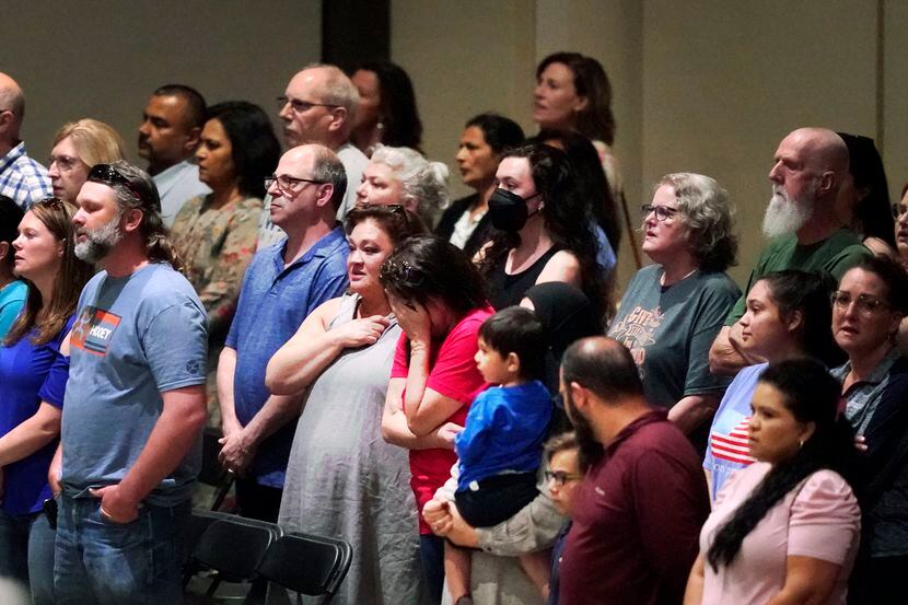 Personas presente durante la vigilia en la Cottonwood Creek Church el domingo, un día...