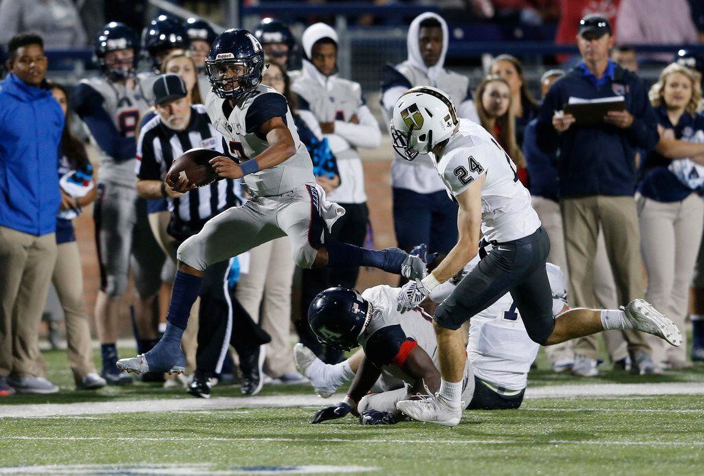 Allen's Raylen Sharpe (3) runs up the field as Jesuit's Zach Pendola (24) closes in on the...