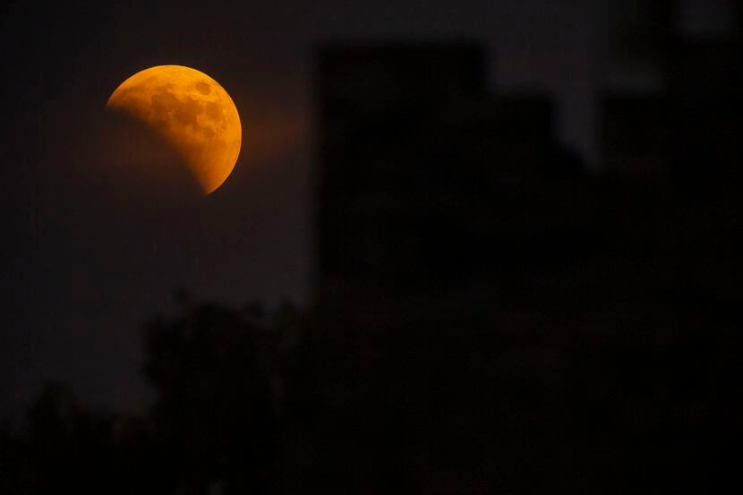 El eclipse lunar de este 8 de noviembre se vio a las 5 a.m. en Dallas, Texas.