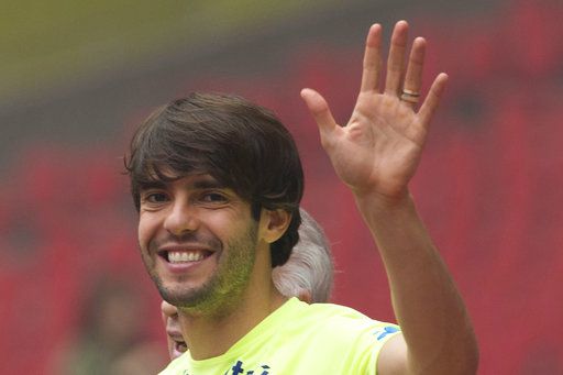 ARCHIVO – En imagen de archivo del viernes 10 de octubre de 2014, el brasileño Kaká saluda a...