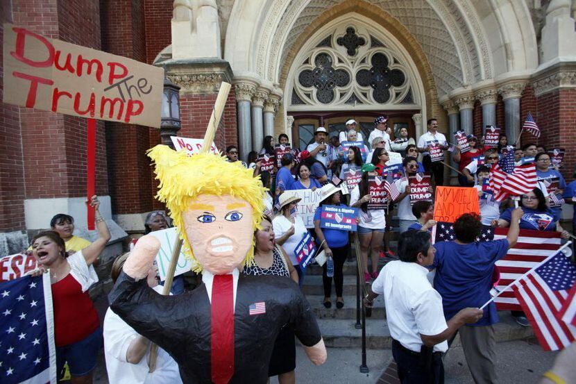 Activistas utilizaron en septiembre una piñata emulando al candidato republicano Donald...