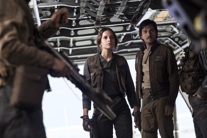 Felicity Jones y Diego Luna en “Rogue One: A Star Wars Story”. LUCASFILM
