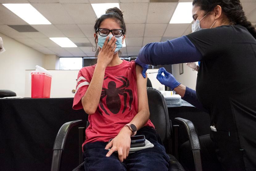 Ana Beatriz, de 24 años y residente de Alvarado, recibe su vacuna en el consulado mexicano...