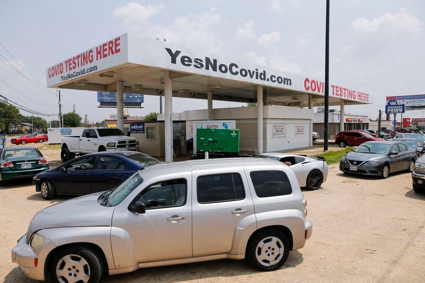 Filas de autos en YesNoCovid, un sitio de pruebas drive-thru en el noreoeste de Dallas, que...