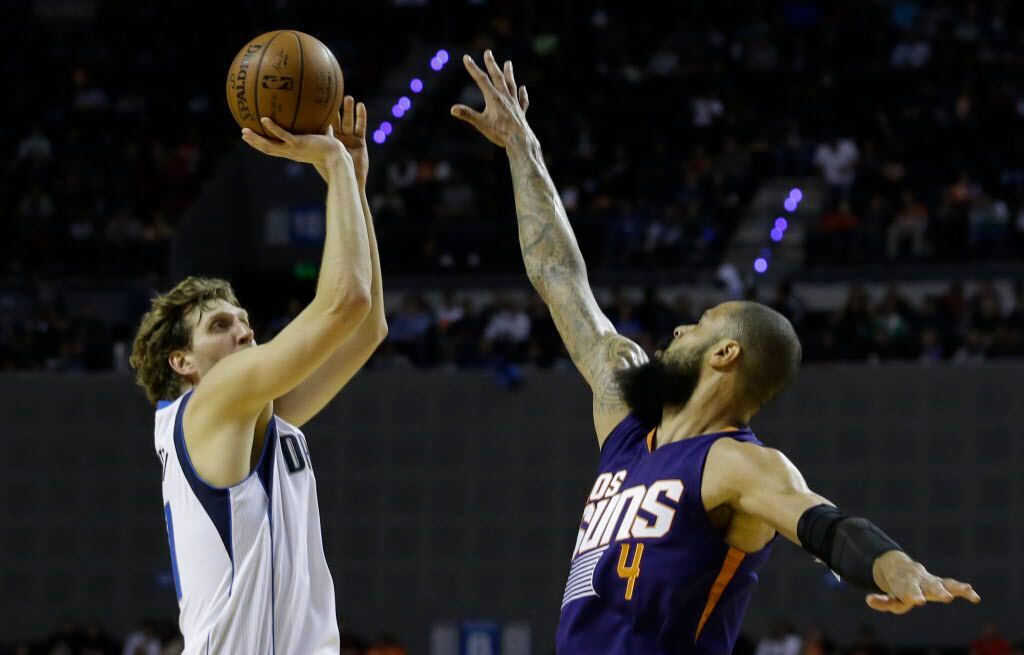 Dallas Mavericks Dirk Nowitzki tries to shoot over Phoenix Suns Tyson Chandler in the first...