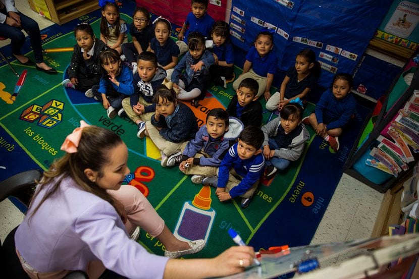 Rosa Yabur, instructora de prekínder en la primaria B. H. Macon Elementary. Algunas de las...