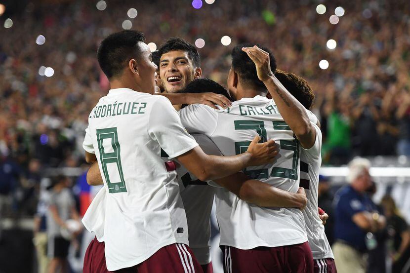 Raúl Jiménez (centro) y la selección mexicana se metieron a la final de la  2019 Concacaf...