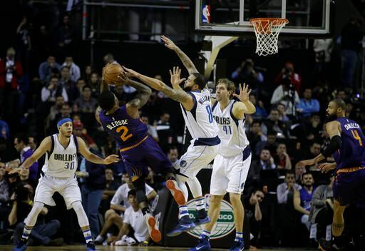  Dirk Nowitzki (41) y los Mavs jugaron el jueves en México ante Suns.  Foto AP. Rebecca...