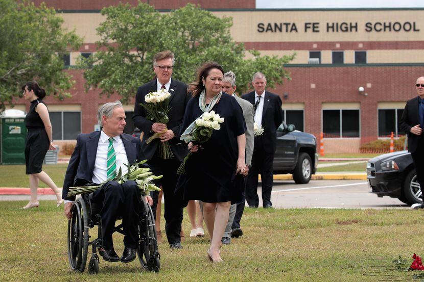 El gobernador de Texas Greg Abbott asiste a una ceremonia en memoria de los estudiantes...