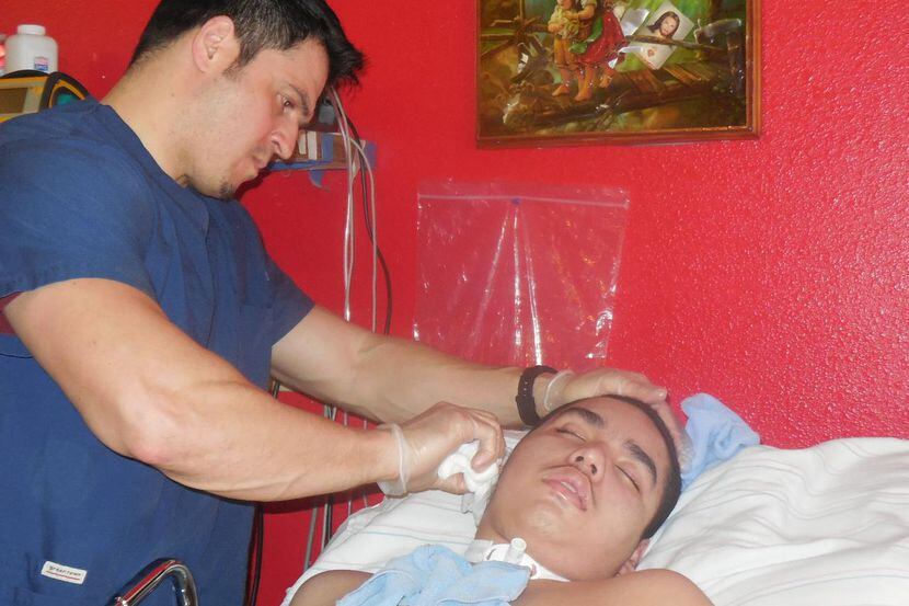 Un enfermero atiende a Germán Requena, que se encuentra inhabilitado desde el 2011. (KARINA...