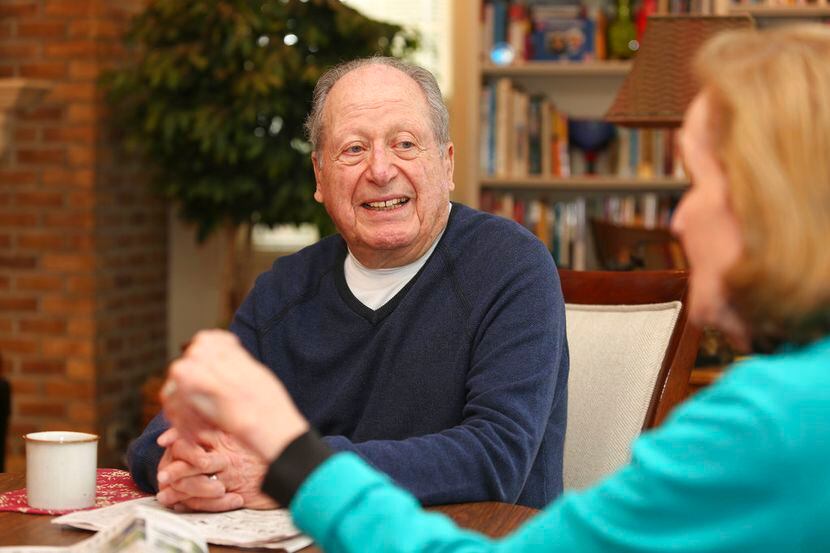 Bill Gurolnick habla con su esposa, Peggy Bartelstein, en su hogar en Northbrook, Illinois,...