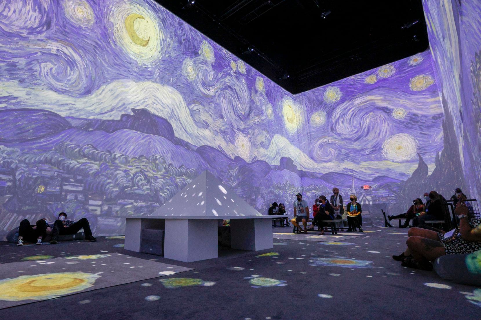 Los visitantes ven proyecciones del trabajo de Vincent Van Gogh en Van Gogh: The Immersive Experience en el Choctaw Stadium el miércoles 20 de octubre de 2021 en Arlington. 