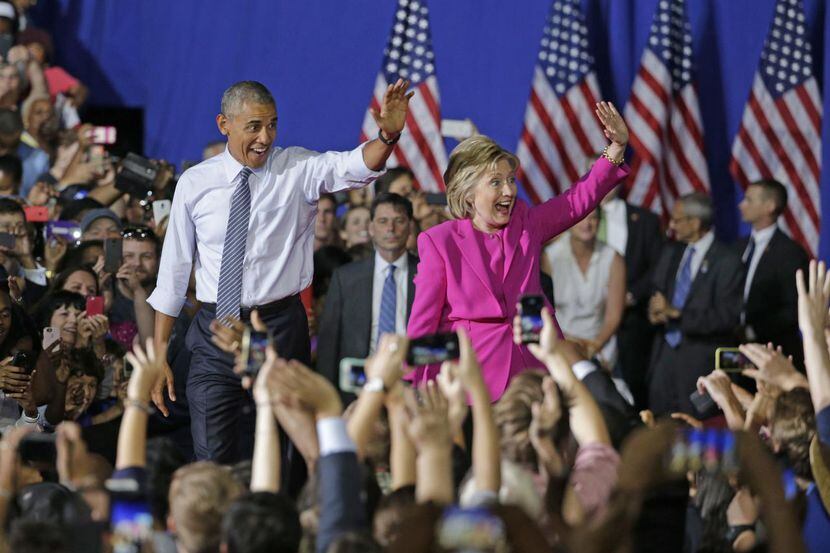 El presidente Barack Obama y la candidata demócrata, Hillary Clinton, durante un evento en...