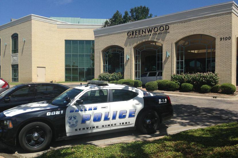 Agentes de policía de Dallas han matenido una guarida en la casa funeraria Greenwood, en...
