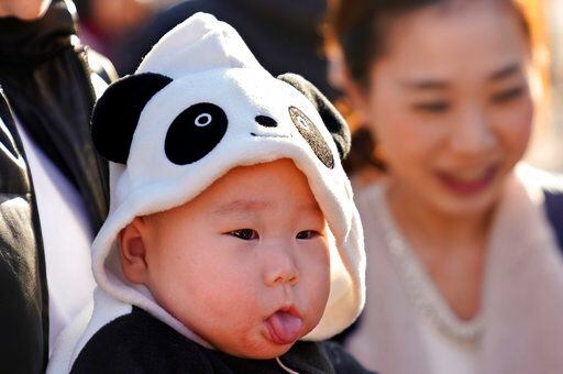 Miu Suwazono, niña de seis meses, aparece con un atuendo alusivo a pandas, mientras espera...