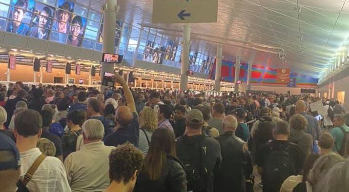 Miles de viajeros que regresaban al Aeropuerto Internacional de Dallas-Fort Worth hicieron...