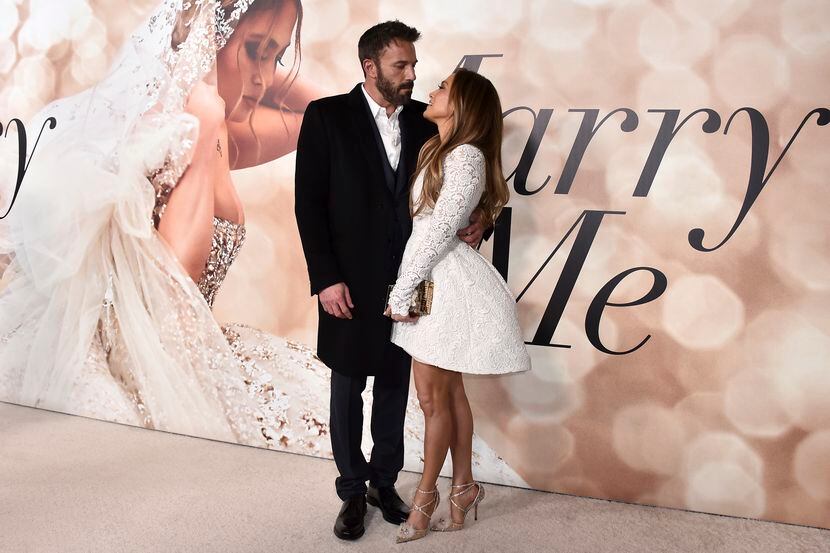 Ben Affleck y Jennifer Lopez posan el 8 de febrero de 2022 durante una presentación especial...
