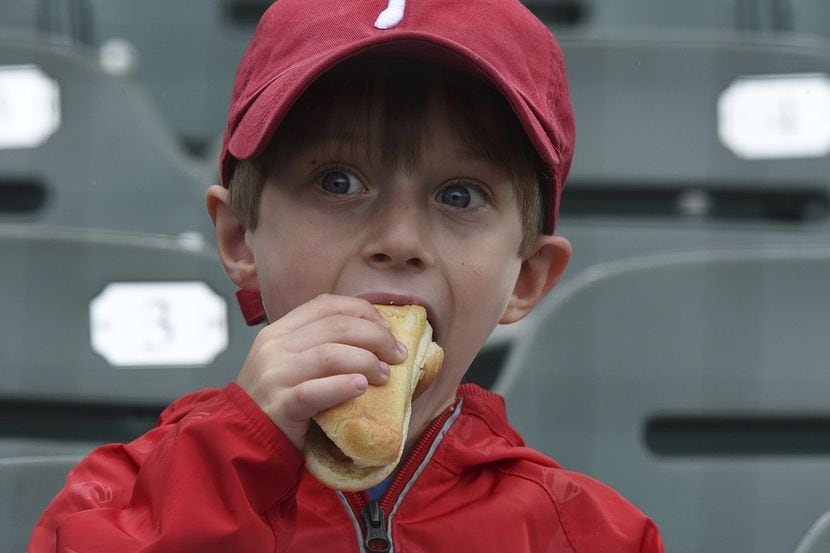 Hot dogs cuestan un dólar durante el partido entre Rangers y Oakland. Foto AP
