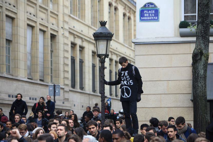 Un minuto de silencio se realizó en las afueras de la Universidad de la Sorbona en París el...