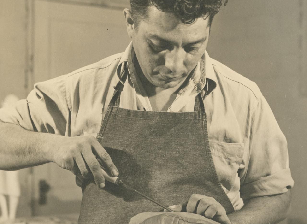 Retrato de Octavio Medellín trabajando en su taller en 1945.(HAMON ARTS LIBRARY/ SMU)