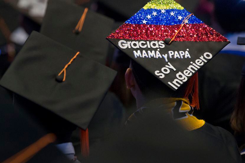 A graduation cap bearing a rendition of Venezuela's flag and the message "Gracias Mama y...