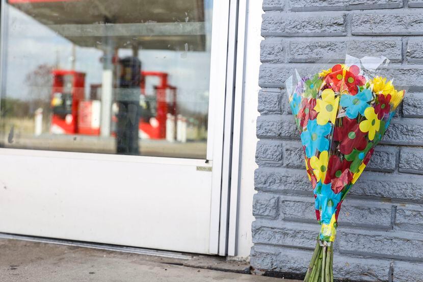 Un ramo de flores fue dejado en las puertas de una gasolinera de Texaco en Garland, donde el...